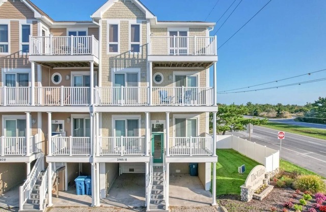 Oceanview Townhome w/Decks & Pool Access