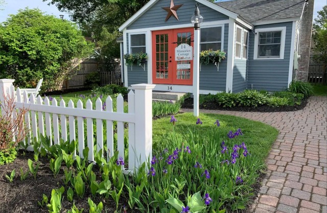 Ogunquit Footbridge Beach, sleeps 6, outdoor shower & fireplace, smoke free home