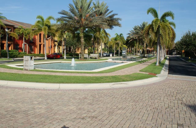 Olé Lely, 3 BR, 2.5 Bath, Sleeps 8. Professionally Decorated - New Furniture!