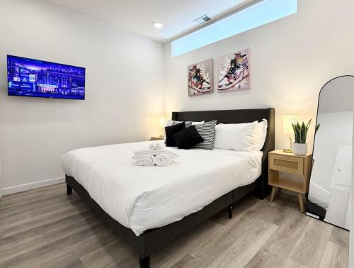 Old City King 1BR near Historic Sites with Gym