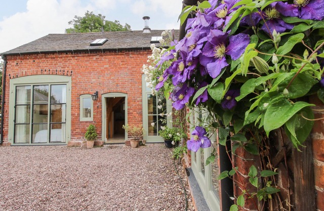 OLD COACH HOUSE, pet friendly, with open fire in Shrawardine