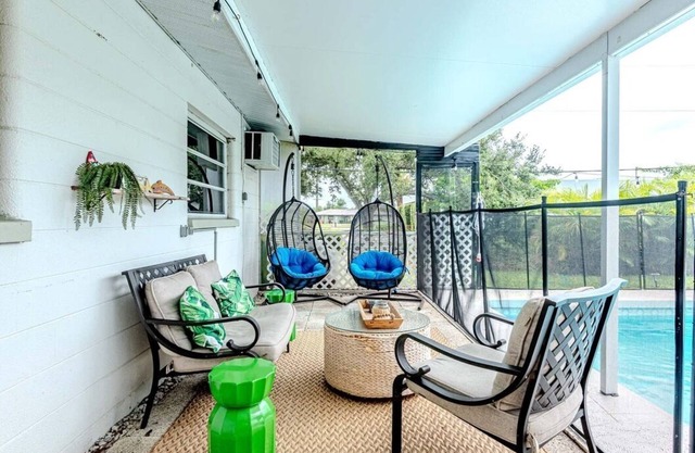 Old Florida Charmer in Venice, FL. Private Pool + King Bed+Parking for Boats/RVs