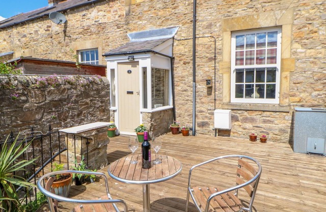 OLD WORKHOUSE COTTAGE, romantic, with open fire in Stanhope