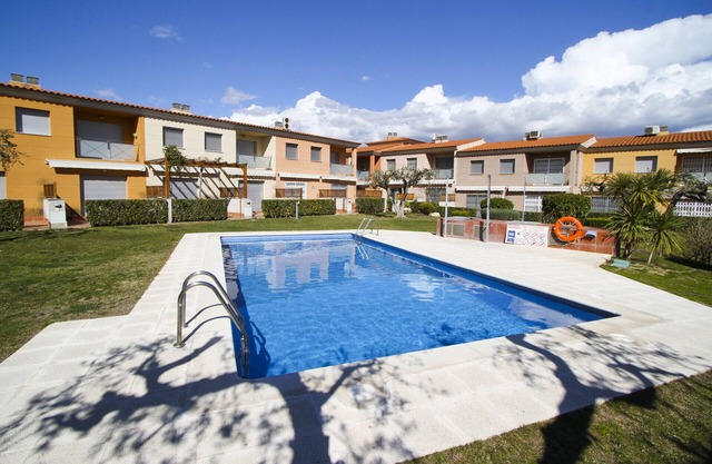 OLIVERS House with Communal Pool, beach at 300m