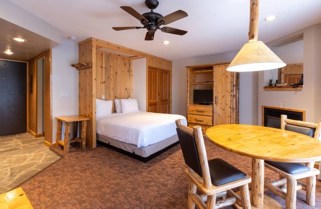 Olympic Valley Mountain Retreat! Outdoor Spa Tub, Full Kitchen, Free Parking!