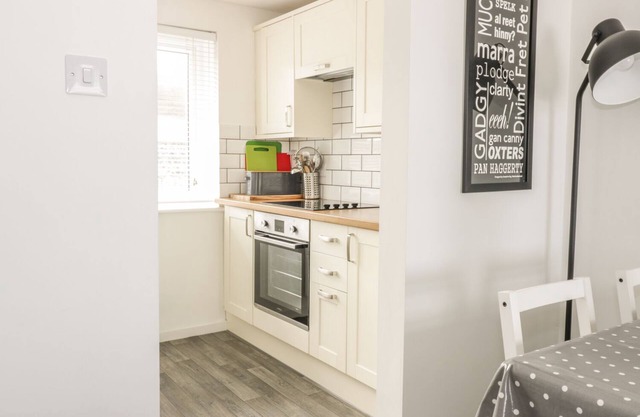 ON THE BEACH, pet friendly, country holiday cottage in Spittal