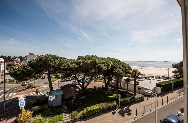 On the beach of Pontaillac charming duplex 62 m², swimming pool access.