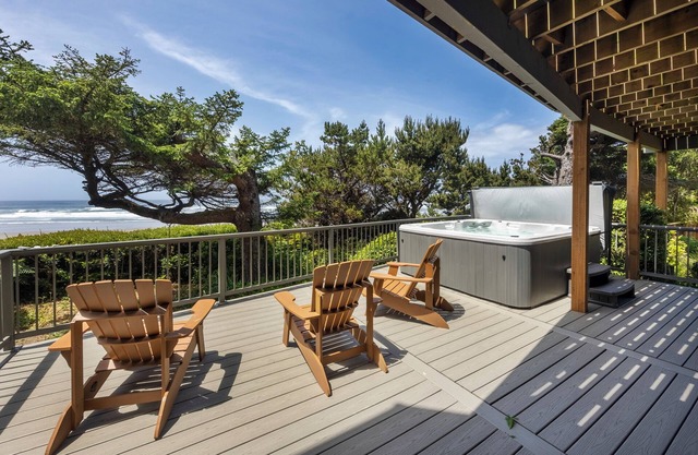 Orca Manor, Oceanfront, NEW SAUNA! Beach Access, WiFi, Hot Tub, BBQ