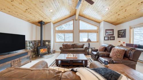 Oslo Haus by AvantStay Cabin Retreat Near Northstar Downtown Truckee