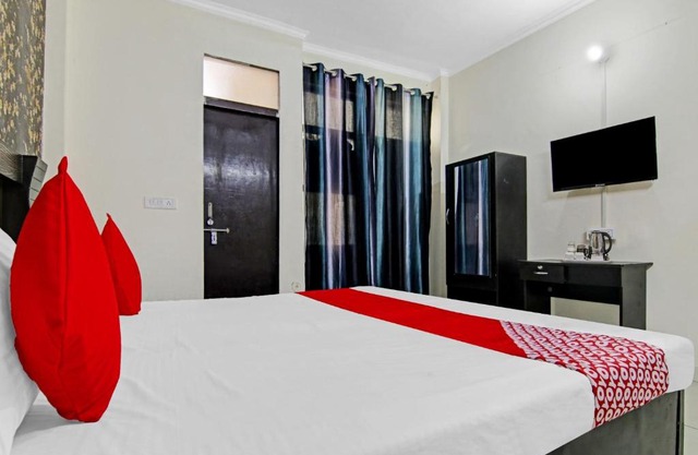 OYO Flagship Hotel Vibrant Near Dwarka Mor Metro Station