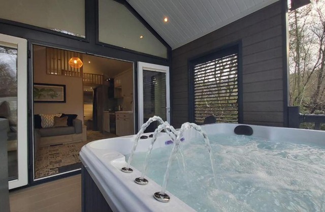 P57 - Riverside Family Pod with Hot Tub