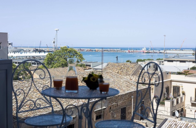 Palermonamour Art Gallery Suite