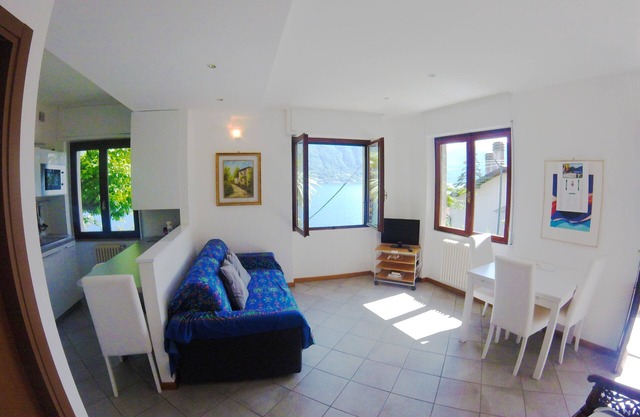 Palm Bay residence front lake apartment with private parking space