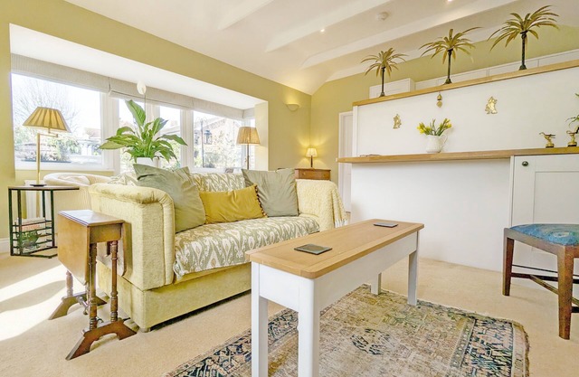 Palm Tree Cottage - an annexe that sleeps 2 guests in 1 bedroom