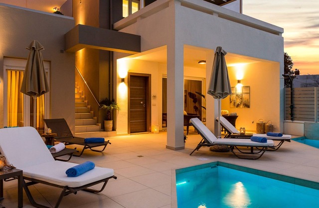 Panoramic views, 2 pools, gym, BBQ, close to shops!