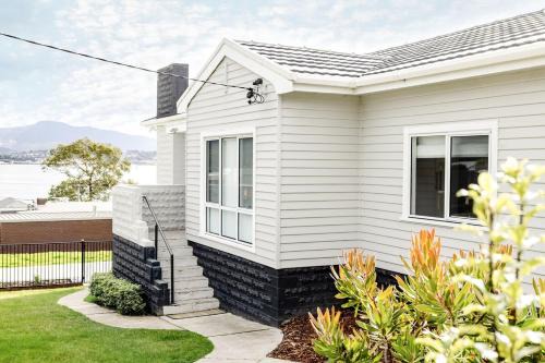 Panoramic Water & Mountain Views - 10 mins to CBD