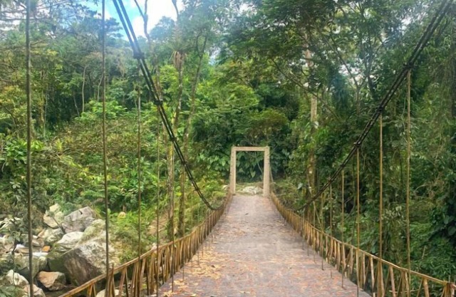 Paraíso en la montaña con cascadas y lago de pesca