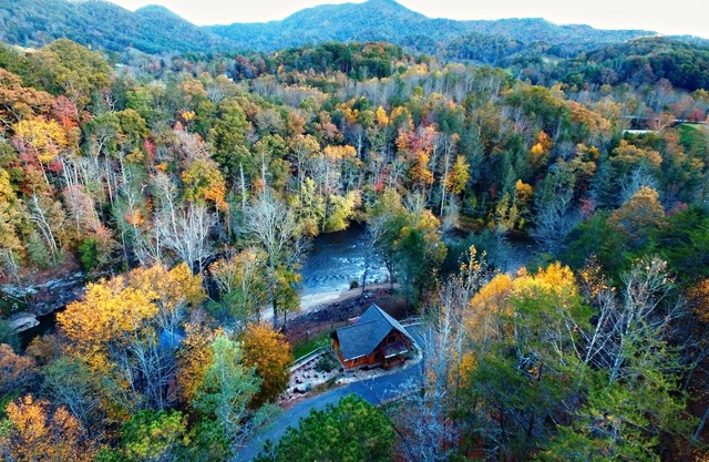 Paradise at the Rivers Edge! A Private Waterfront Log Cabin,snow ski/fish nearby