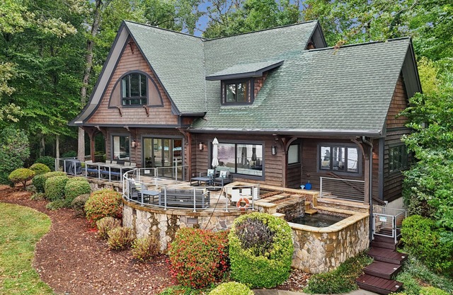 Paradise Peninsula - Luxurious Home w pool, hot tub, beach, kayaks