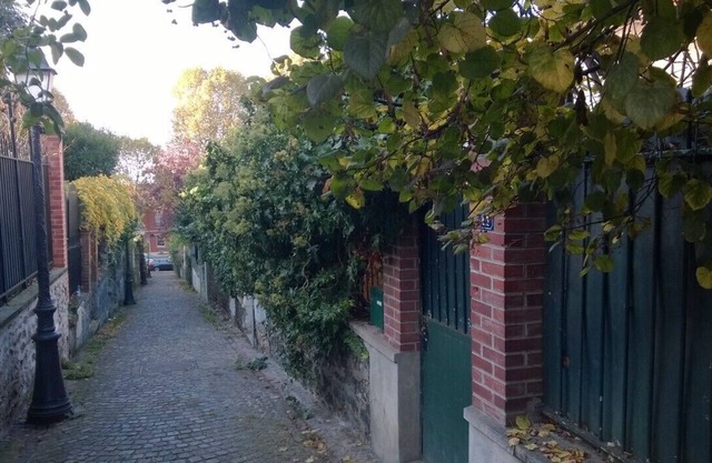 Paris 'Buttes Chaumont ' Park : quiet, cosy sunny residential apartment 58 sqm