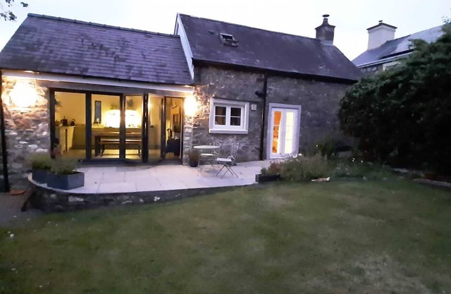 Pass the Keys | Beautiful Cottage with Castle Views near Llandeilo