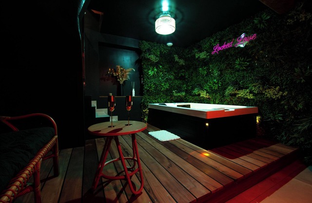 Passion and mystery: a night in a love room and a game of riddles