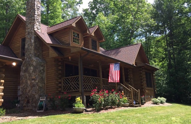 Peace full wooded setting Log Home, w/Stone Fireplace, Access to Lake Summit,