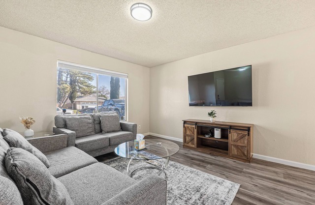 Peaceful and Quiet 4 Br house with Garage