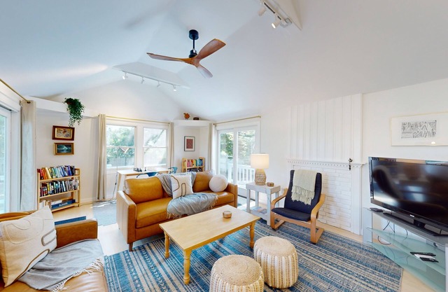 Peaceful centrally located home near ocean, downtown w/kayak access