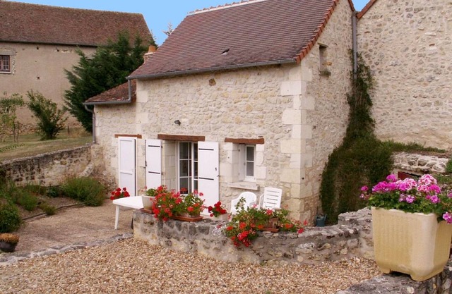 Peaceful Cottage in Touraine with Private Garden