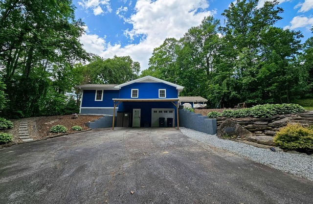 Peaceful Hendersonville home with porch, WiFi, fire pit and Keurig!