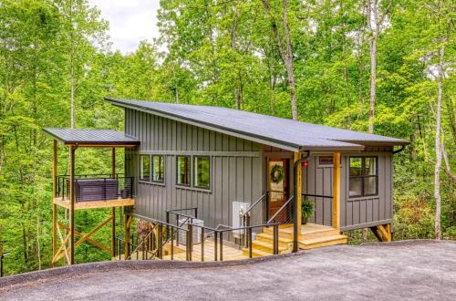 Peaceful Smoky Treehouse| Hot Tub Hammock Deck