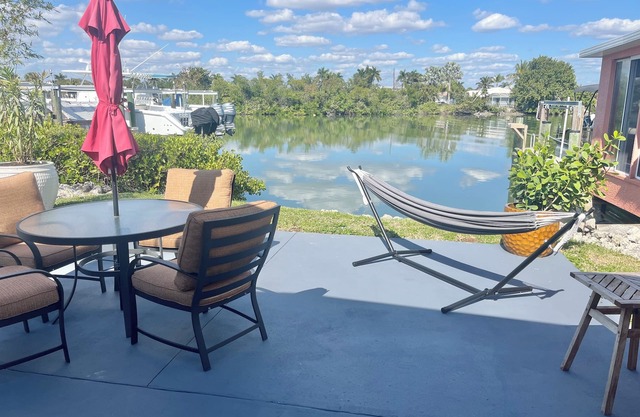 Peaceful Waterfront Efficiency~Dolphins, Manatees and Island Vibes