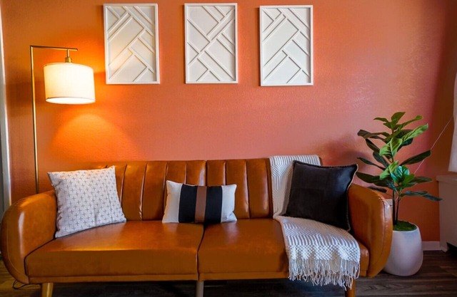 Peach Suite - 10 min to Ft Moore