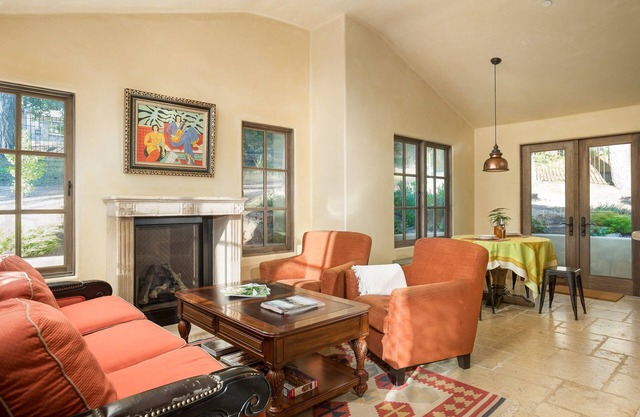 Pebble Cottage: New, Elegant, Steps away from Pebble Beach Lodge and Stevenson