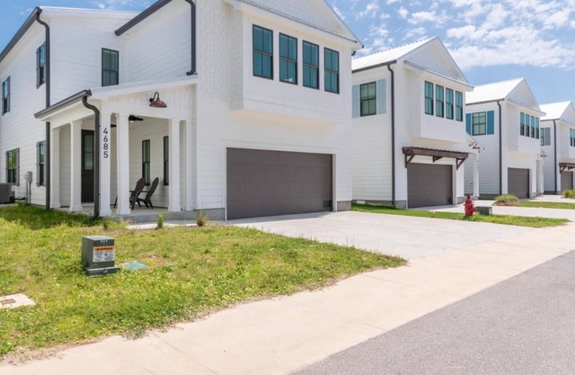 Peek-a-bay by Gold Star Vacation Rentals