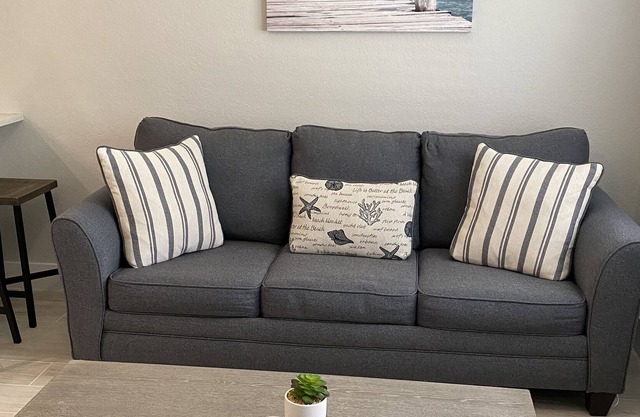 Pelican Place! (1.2 Miles to the beach)