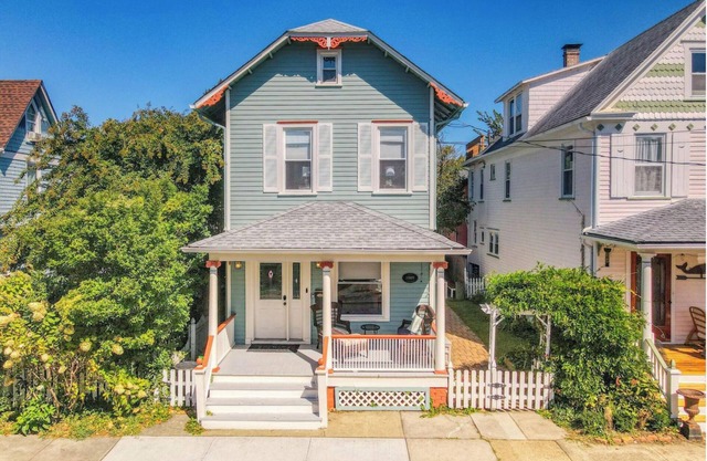 Perfect family beach house, walk to everything!