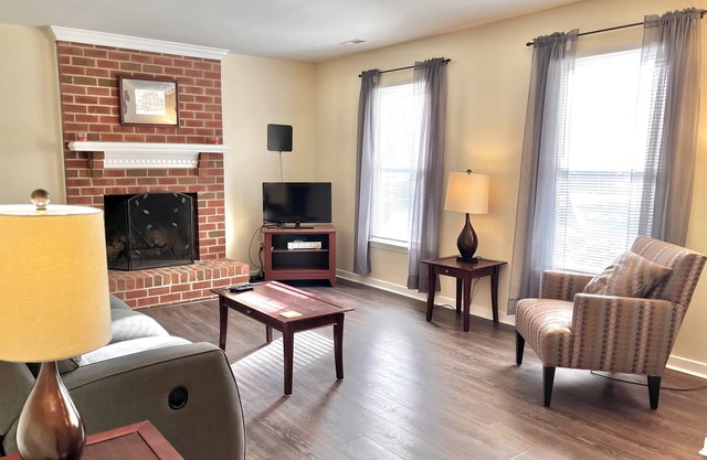 Perfect for Extended Stays! 1st Floor Bedroom, Fenced Area for Pets!