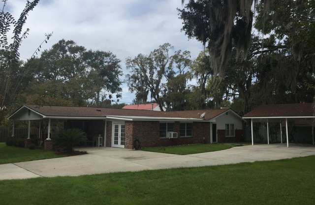Perfect for PI graduations and Lowcountry getaways, close to PI and Sands Beach.