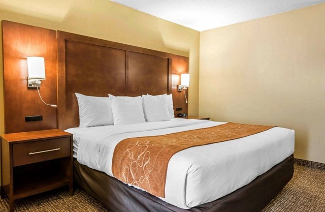 Perfect Getaway! 1 Cozy Unit, Pool, Breakfast, Parking, Close to Attractions.