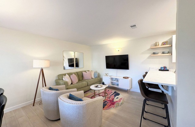 Perfectly located, newly renovated, charming 3 bedroom condo - 1 mi from campus