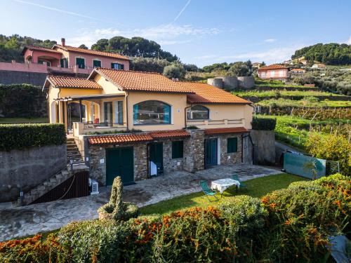 Perla sul mare con giardino