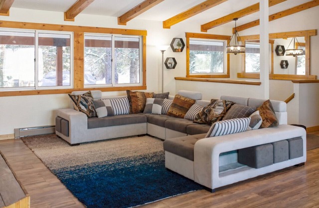 Pet Friendly Getaway Overlooking Lake Cascade