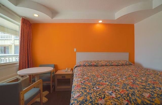 Pet Friendly King Room Near Beach Attractions & Aquarium