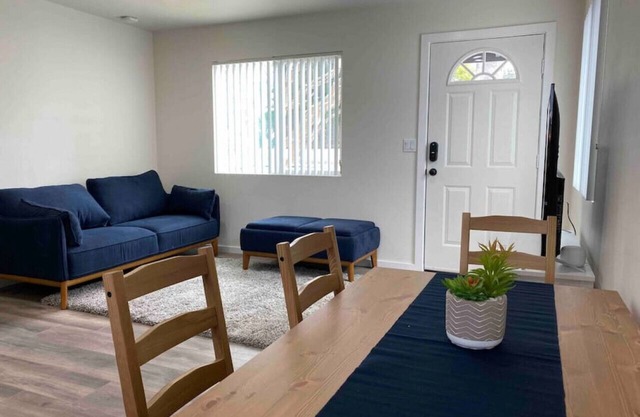 Pet Friendly ! - King Bed, Bk Yard, Wifi, Parking.