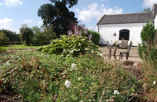 Pet friendly large Cottage in Strathaven, an outdoor BBQ hut, 20 mins to Glasgow