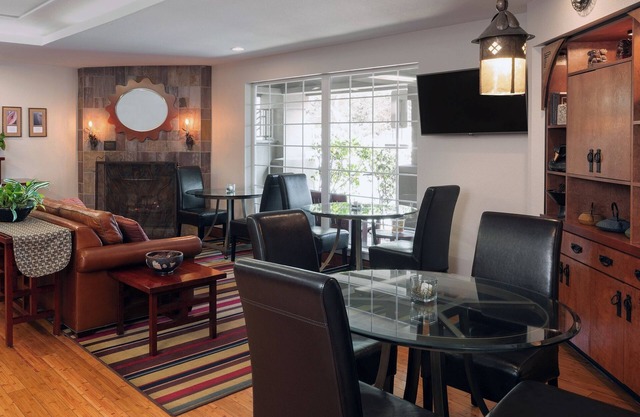 Pet-Friendly Suite w/Full Kitchen and Parking – Ideal for Long-Term Stays!