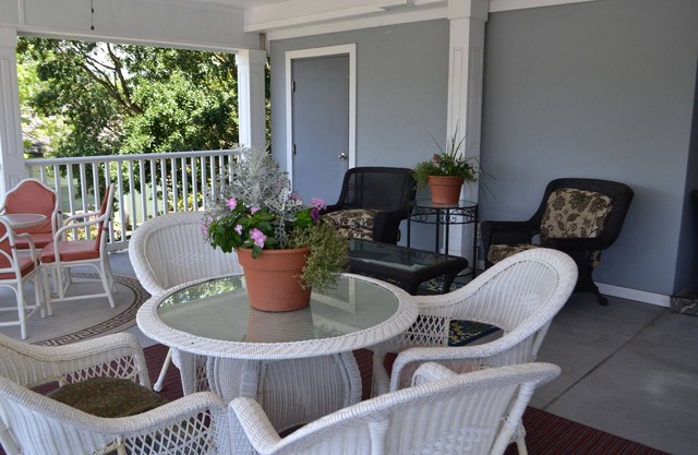 Pet-Friendly Suites with a small fee, short walk to Beaufort Waterfront