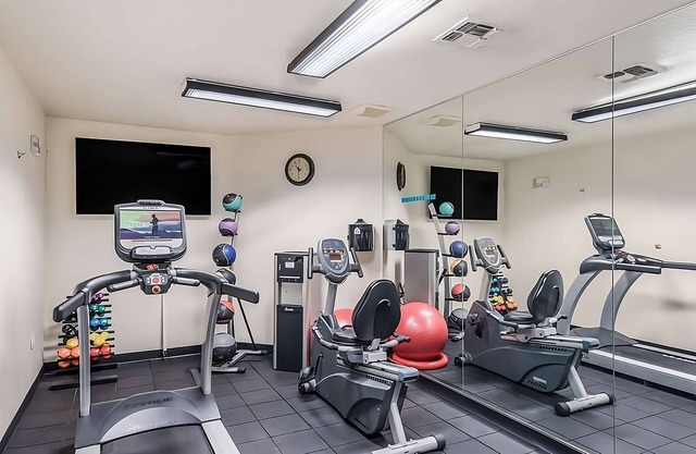 Pet-Friendly Unit with Free Wifi, Free Parking, Pool, and Breakfast!